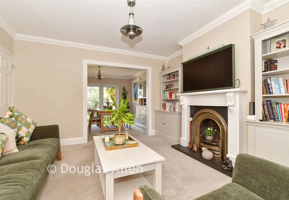 Lounge - Loughton Way, Buckhurst Hill, Essex - Wards of Kent