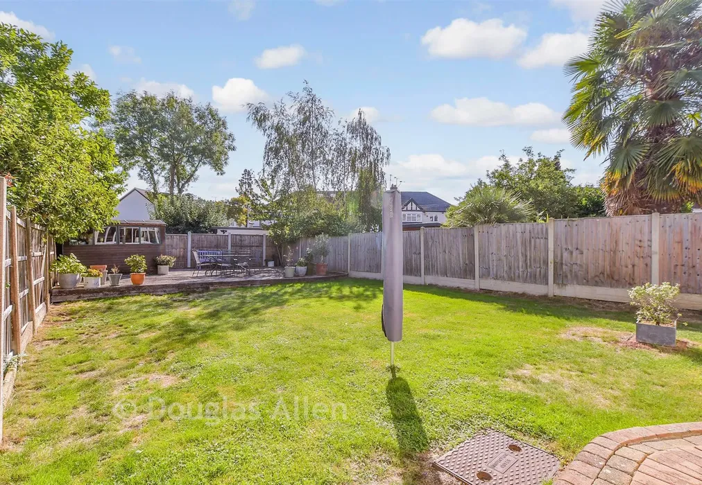 Rear Garden - Loughton Way, Buckhurst Hill, Essex - Wards of Kent