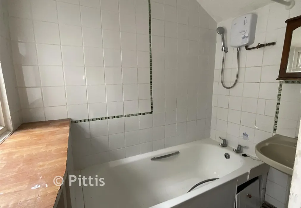 Bathroom - High Street, Brading, Isle of Wight - Wards of Kent