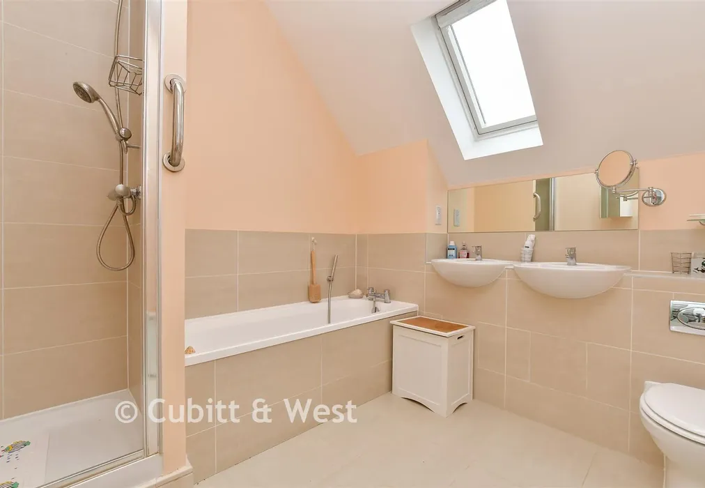 En-Suite Bathroom - Langley Park Road, Sutton, Surrey - Wards of Kent