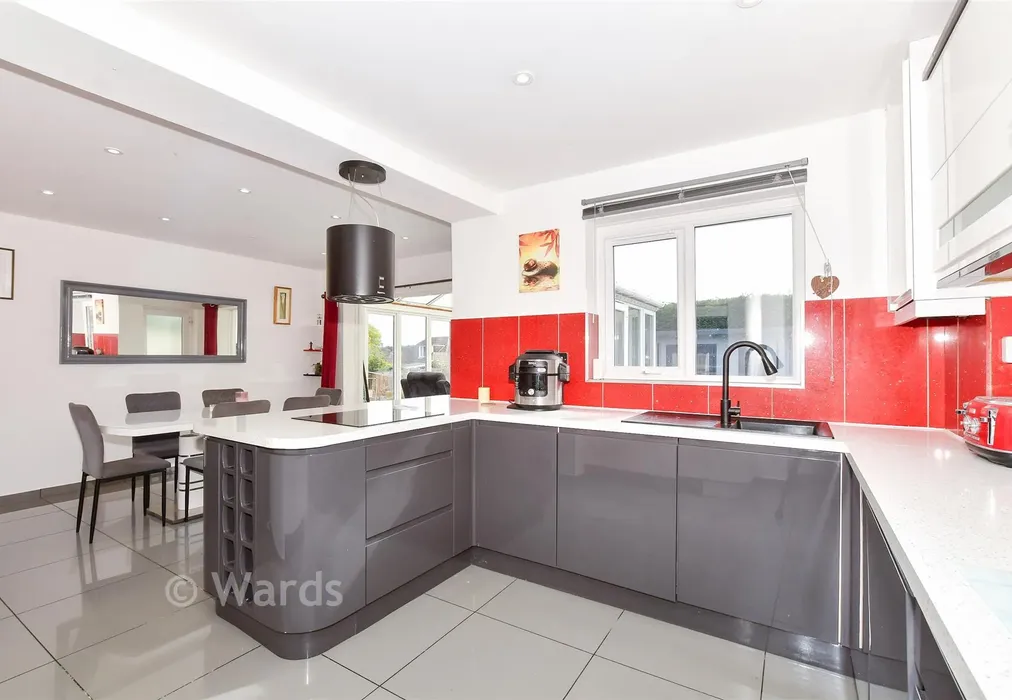 Kitchen - Flaxman Drive, Maidstone, Allington, Kent - Wards of Kent