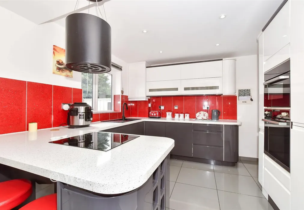 Kitchen - Flaxman Drive, Maidstone, Allington, Kent - Wards of Kent