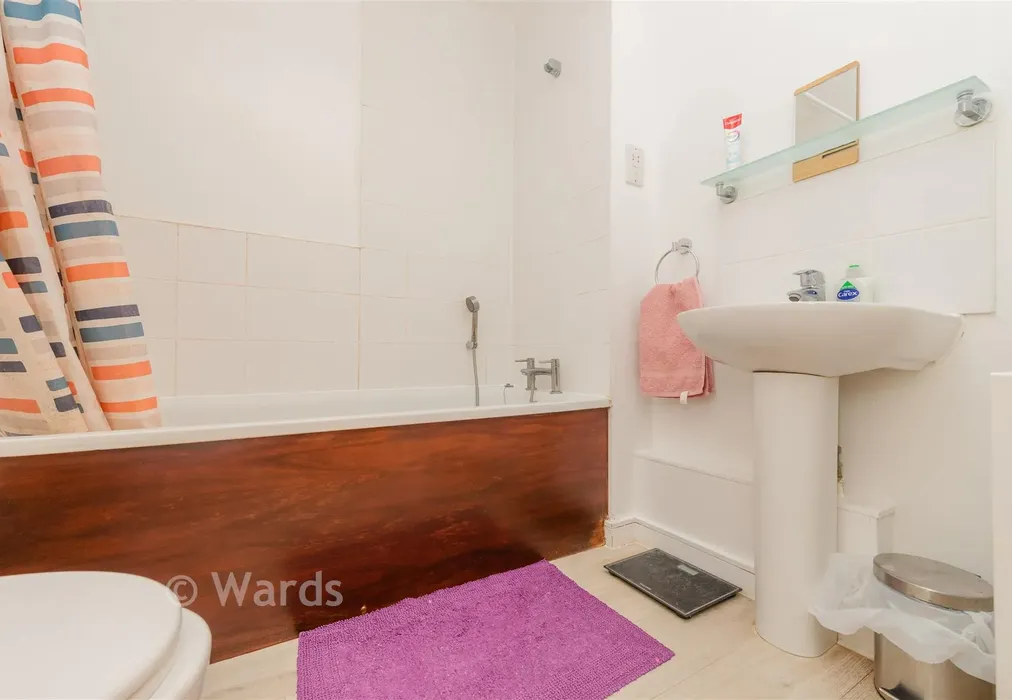 Bathroom - Park Lane, Greenhithe, Kent - Wards of Kent