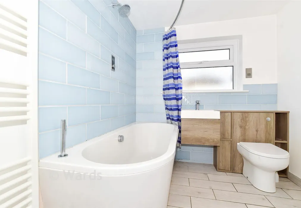 Bathroom - Bramley Road, Snodland, Kent - Wards of Kent