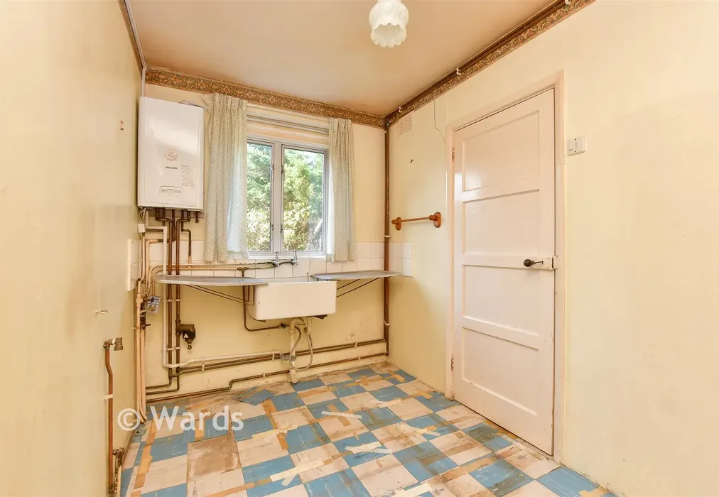 Kitchen - Sturdee Avenue, Gillingham, Kent - Wards of Kent