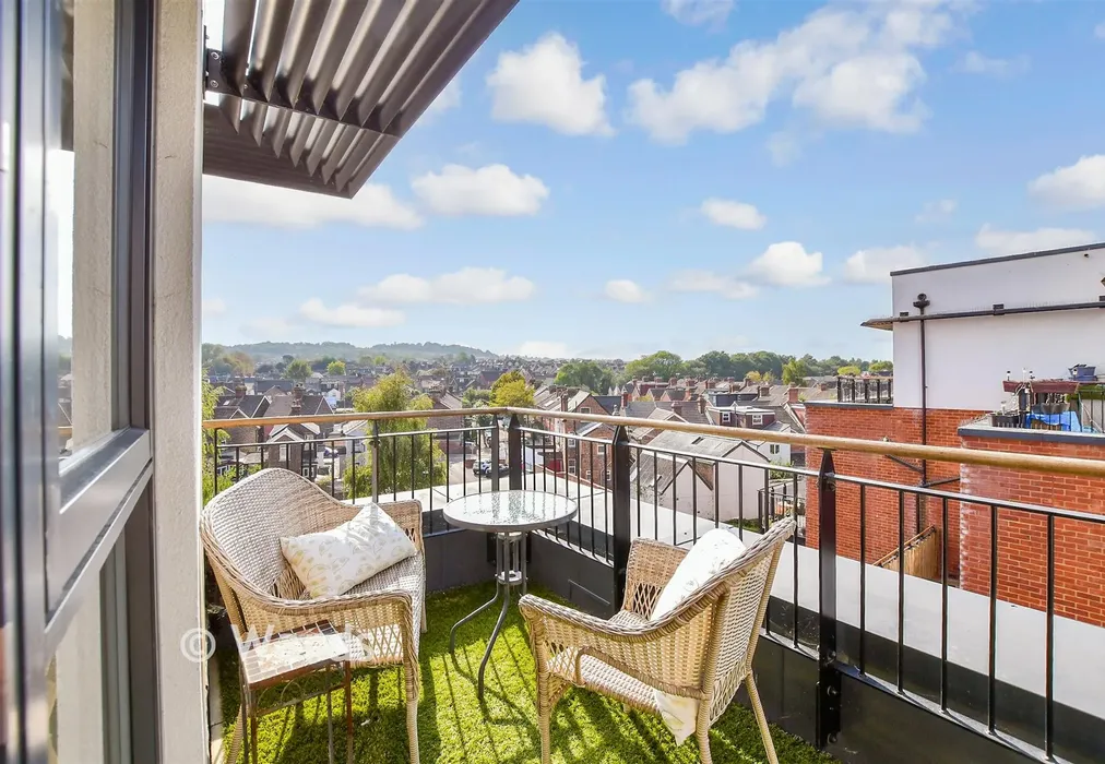 Balcony / Terrace - Avebury Avenue, Tonbridge, Kent - Wards of Kent