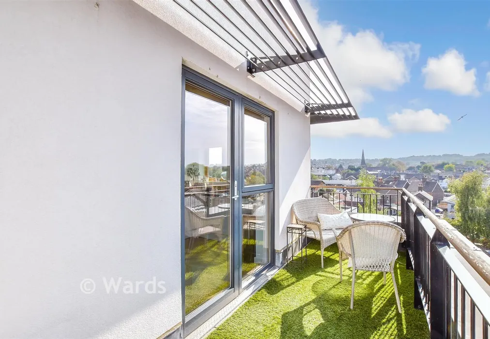 Balcony / Terrace - Avebury Avenue, Tonbridge, Kent - Wards of Kent