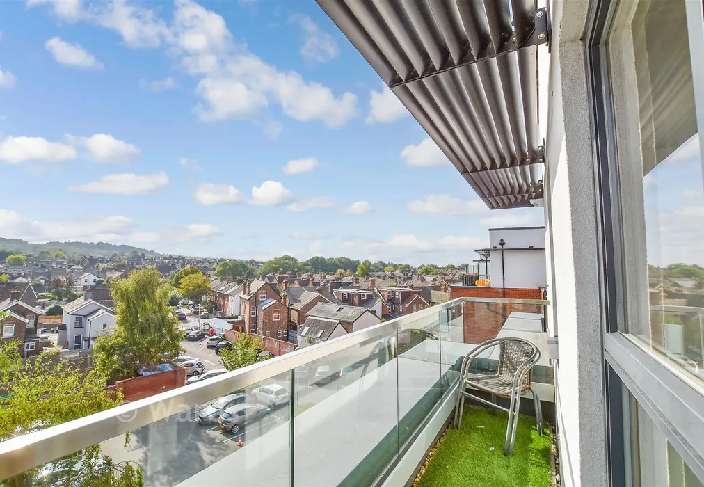 Balcony / Terrace - Avebury Avenue, Tonbridge, Kent - Wards of Kent