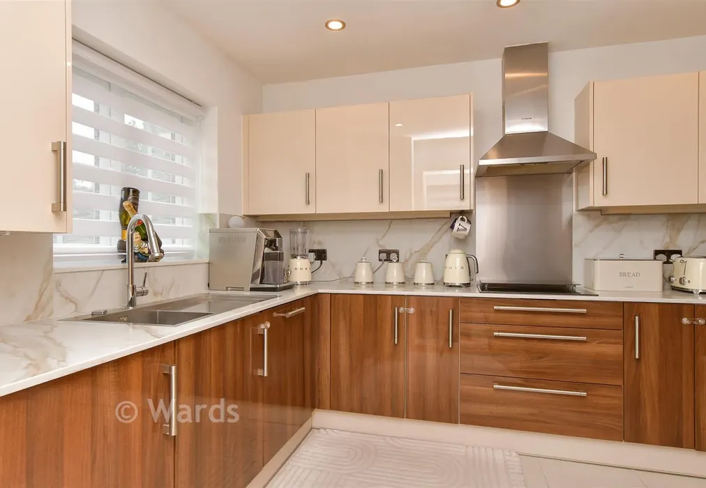 Kitchen - Poynder Drive, Holborough Lakes, Kent - Wards of Kent