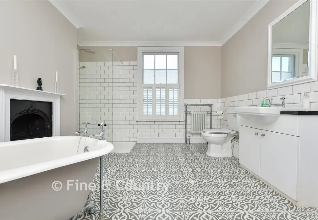Bathroom - Spencer Square, Ramsgate, Kent - Wards of Kent