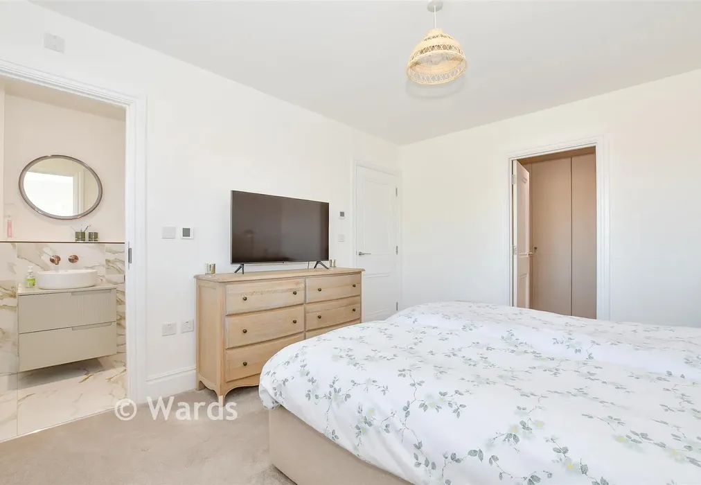 Bedroom 1 - Chapel Garden Close, Kings Hill, Kent - Wards of Kent