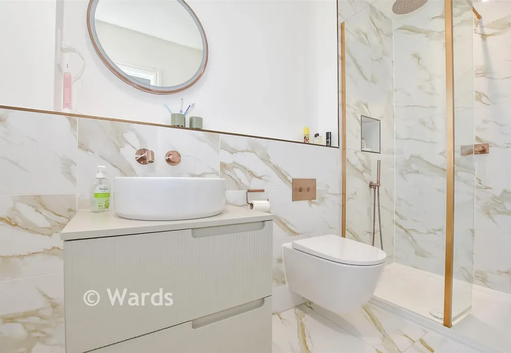 En-Suite Shower Room - Chapel Garden Close, Kings Hill, Kent - Wards of Kent