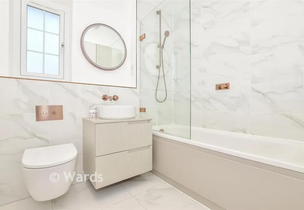 Bathroom - Chapel Garden Close, Kings Hill, Kent - Wards of Kent
