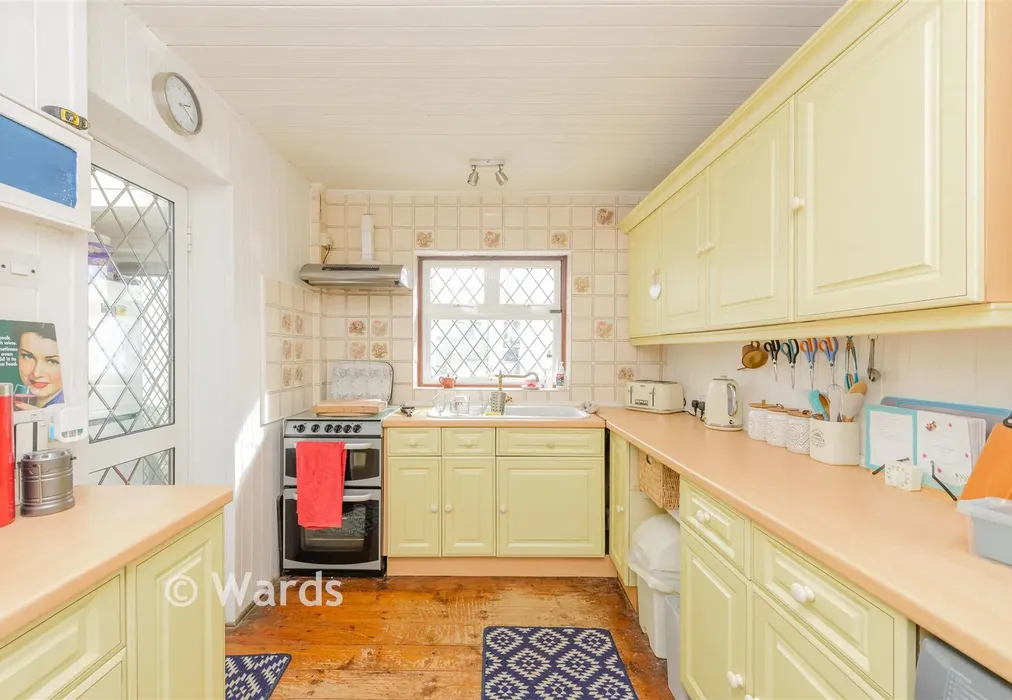Kitchen - Lamorna Avenue, Gravesend, Kent - Wards of Kent