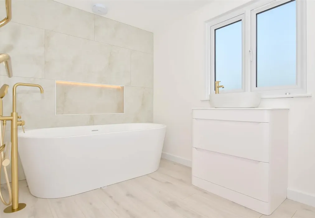 Bathroom - Cripple Street, Maidstone, Kent - Wards of Kent