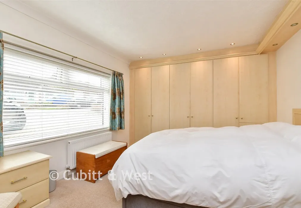 Bedroom 1 - Green Ridge, Brighton, East Sussex - Wards of Kent