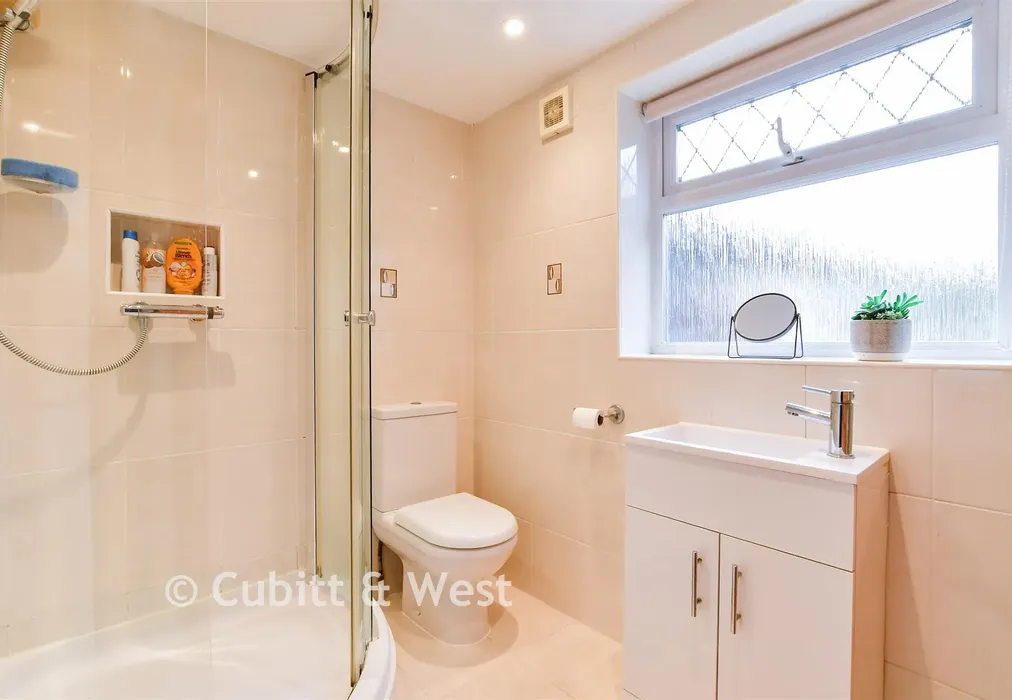 Shower Room - Green Ridge, Brighton, East Sussex - Wards of Kent
