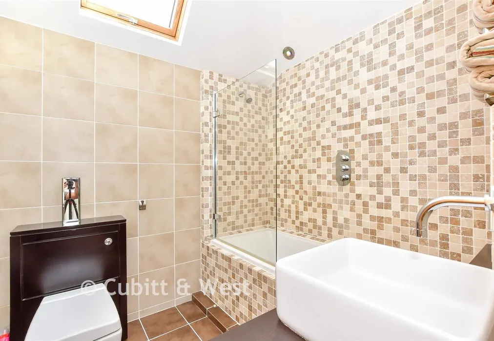 Bathroom - Boundary Way, Havant, Hampshire - Wards of Kent