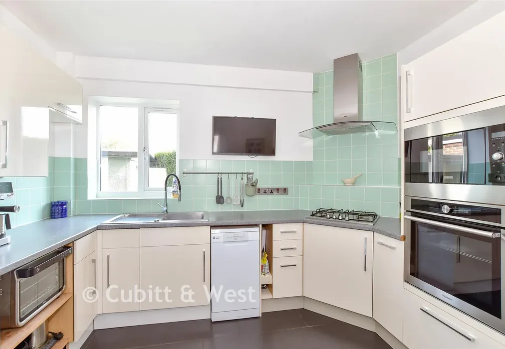 Kitchen - Boundary Way, Havant, Hampshire - Wards of Kent