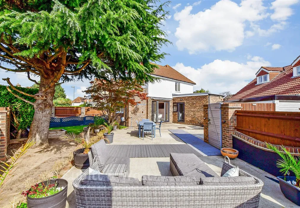External Lifestyle Photograph - Boundary Way, Havant, Hampshire - Wards of Kent