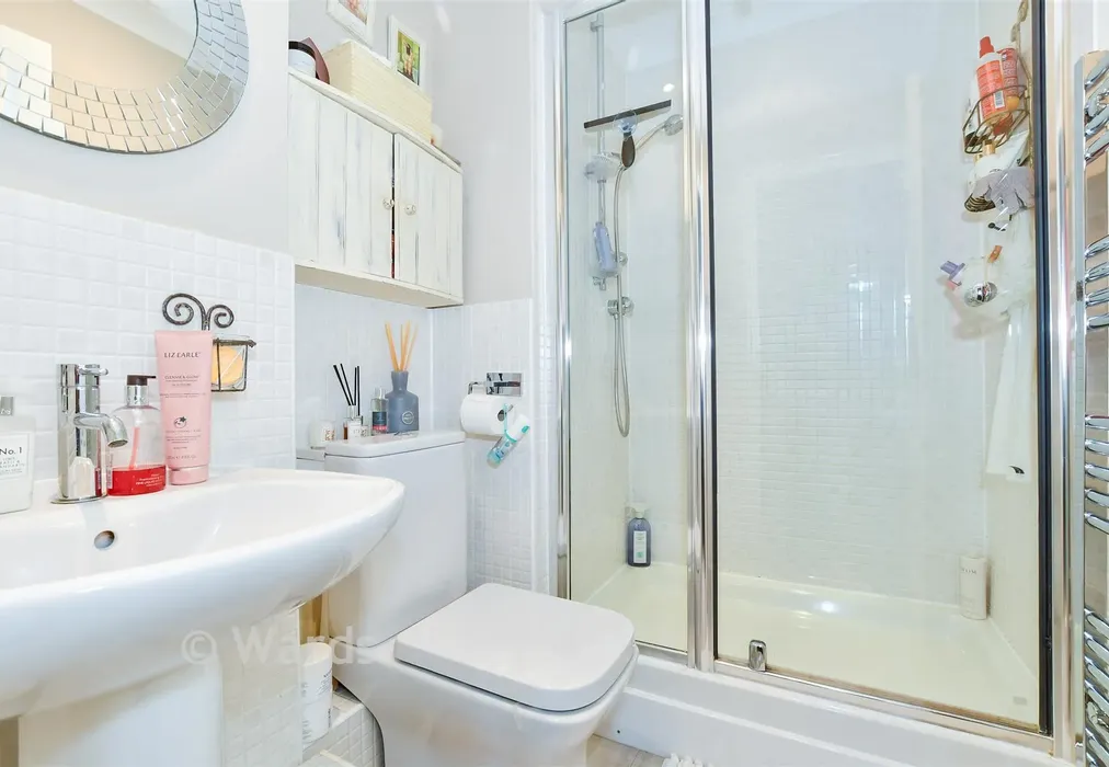 En-Suite Shower Room - The Lakes, Larkfield, Kent - Wards of Kent