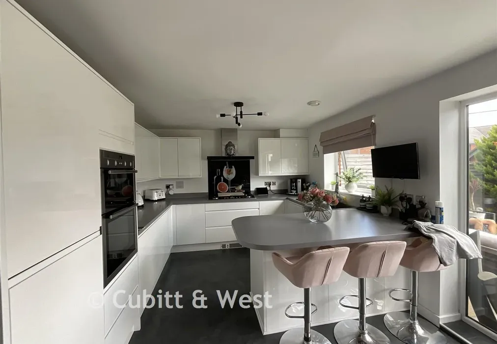 Kitchen - Darnel Crescent, Waterlooville, Hampshire - Wards of Kent