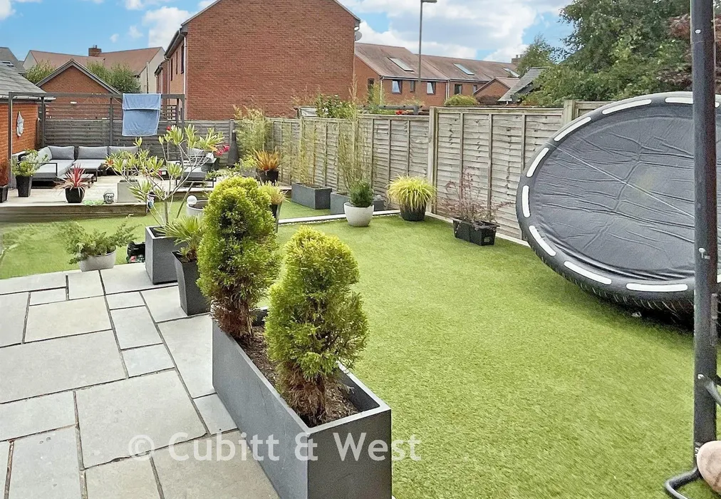 Garden - Darnel Crescent, Waterlooville, Hampshire - Wards of Kent