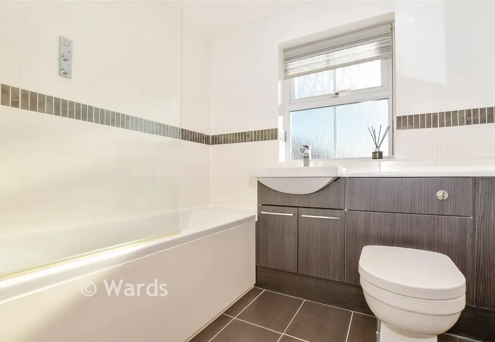 Bathroom - Stirling Road, West Malling, Kent - Wards of Kent