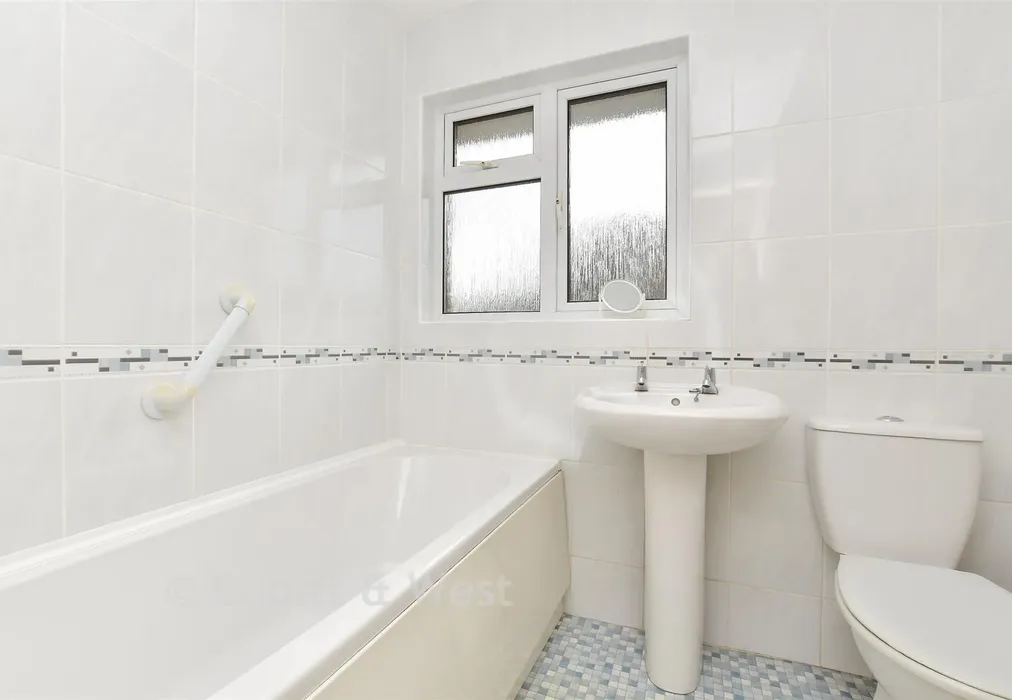 Bathroom - Blackthorn Road, Reigate, Surrey - Wards of Kent