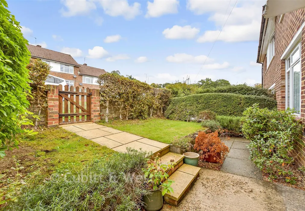 Front Garden - Blackthorn Road, Reigate, Surrey - Wards of Kent
