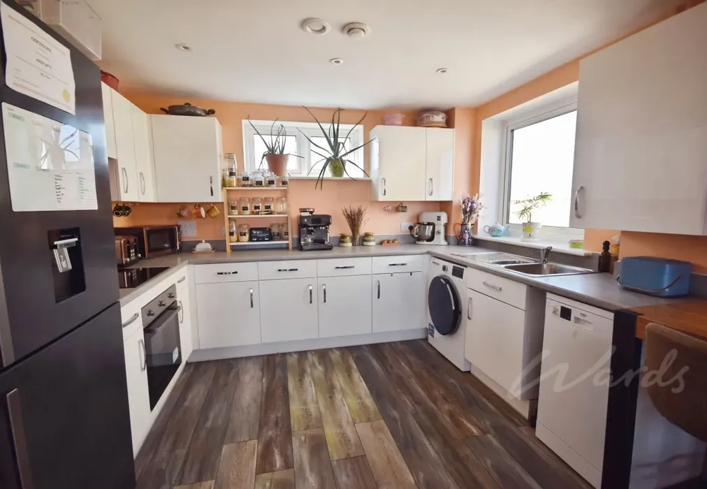 starboard kitchen - Starboard Crescent Chatham ME4 - Wards of Kent