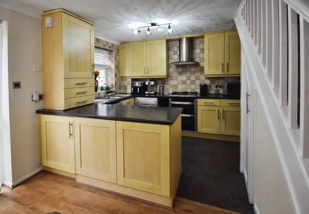 hook kitchen - Hook Close Chatham ME5 - Wards of Kent