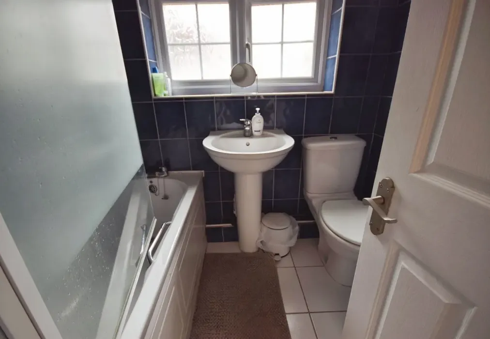 hook bathroom - Hook Close Chatham ME5 - Wards of Kent