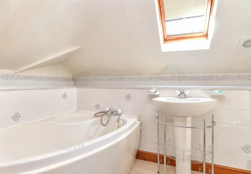 Bathroom - Wrotham Road, South Street, Kent - Wards of Kent