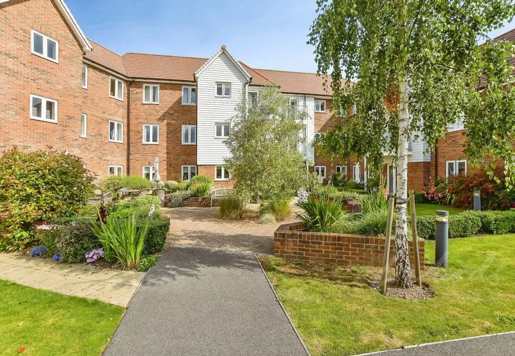 b41be841- 20garde... - Oak Tree Court Smallhythe Road TN30 - Wards of Kent