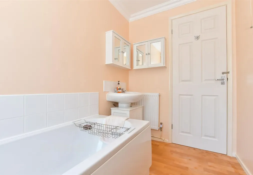 Bathroom - Emmerson Gardens, Whitstable, Kent - Wards of Kent