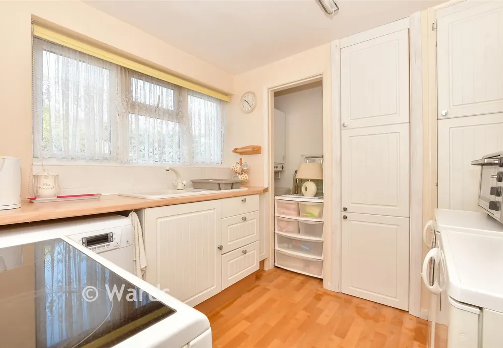 Kitchen - Emmerson Gardens, Whitstable, Kent - Wards of Kent