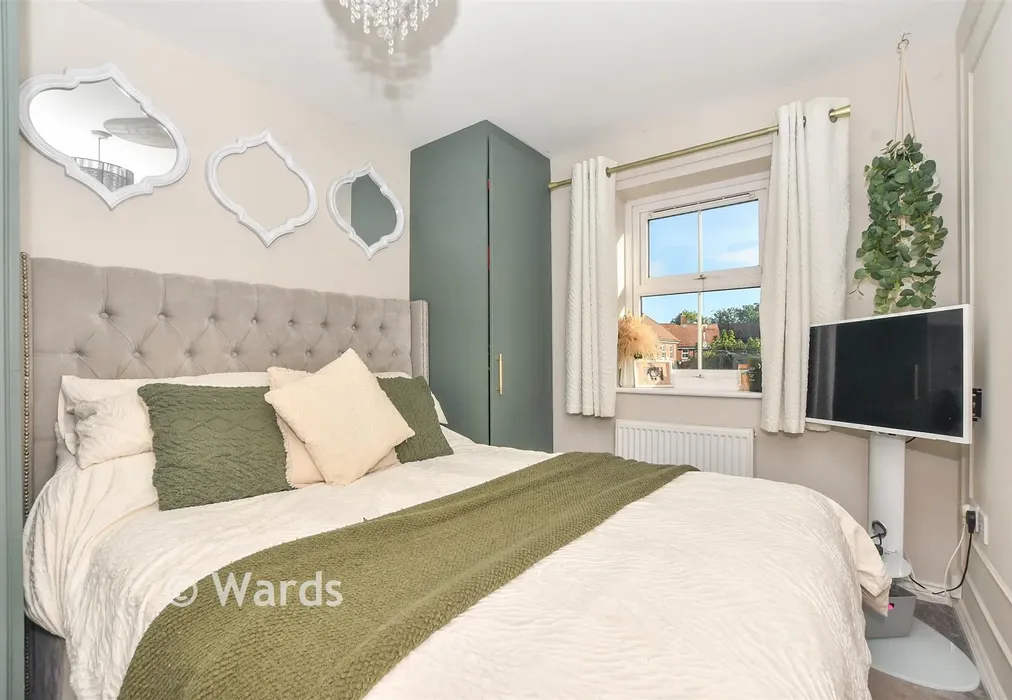 Bedroom 1 - Locks Yard, Headcorn, Kent - Wards of Kent