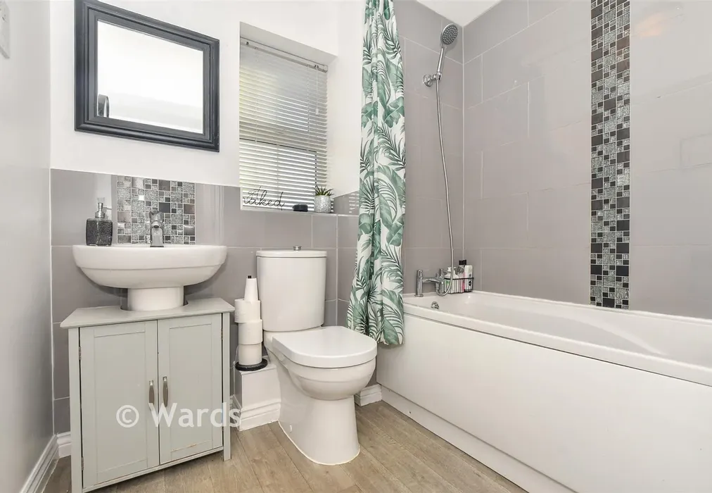 Bathroom - Locks Yard, Headcorn, Kent - Wards of Kent