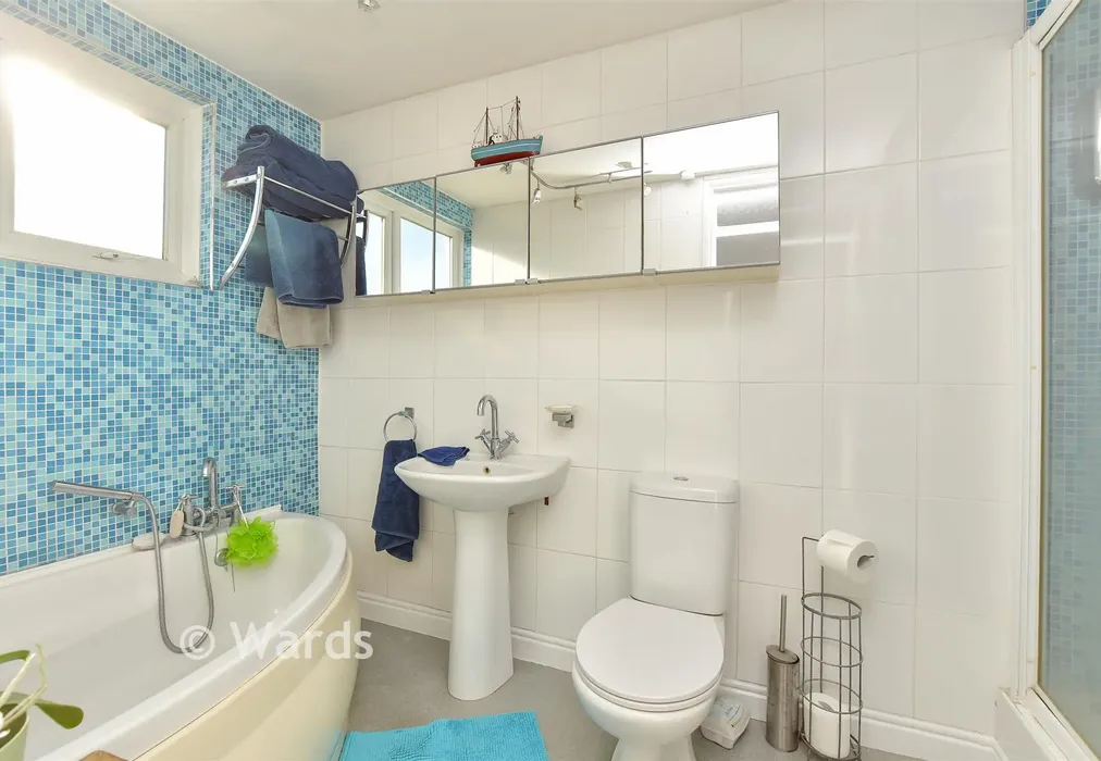 Bathroom - Stonebridge Way, Faversham, Kent - Wards of Kent