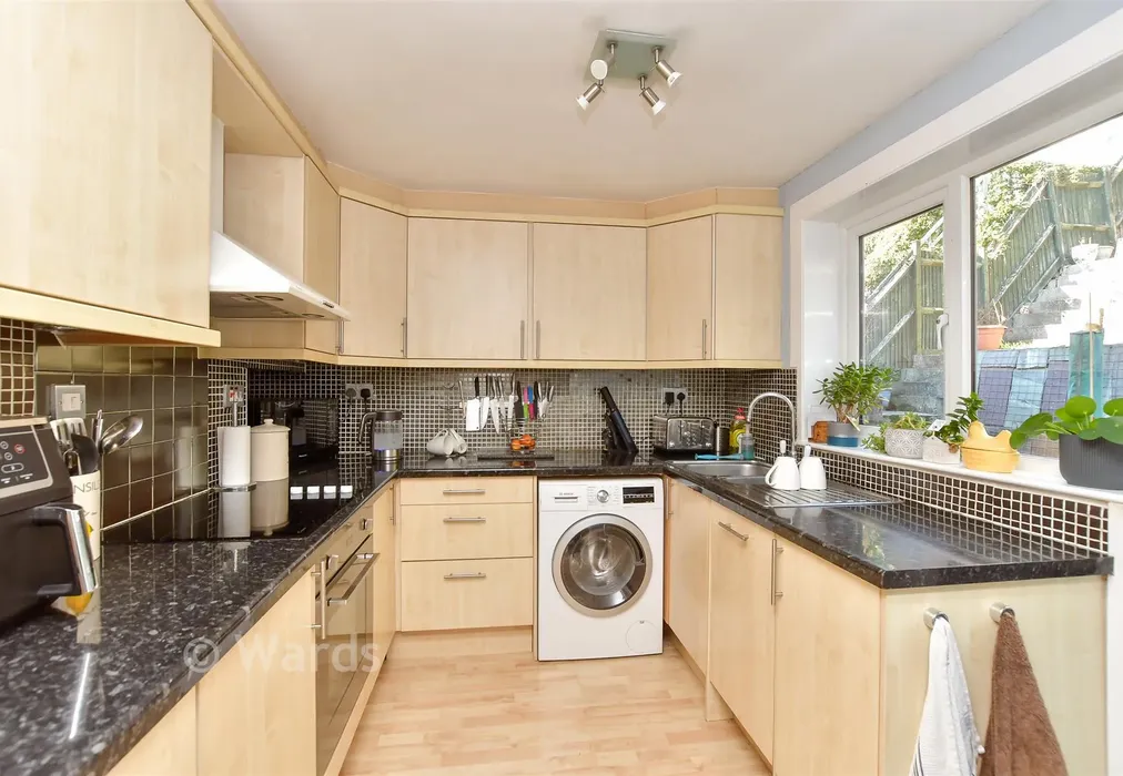 Kitchen - Stonebridge Way, Faversham, Kent - Wards of Kent