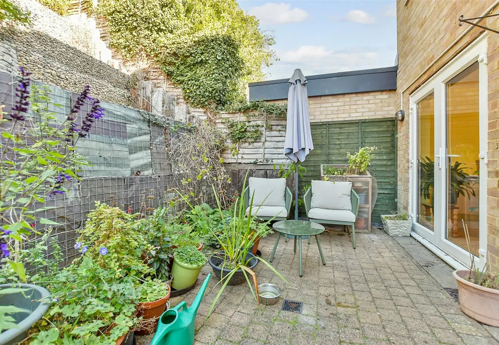 Rear Garden - Stonebridge Way, Faversham, Kent - Wards of Kent