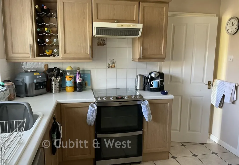 Kitchen - Cranham Avenue, Billingshurst, West Sussex - Wards of Kent