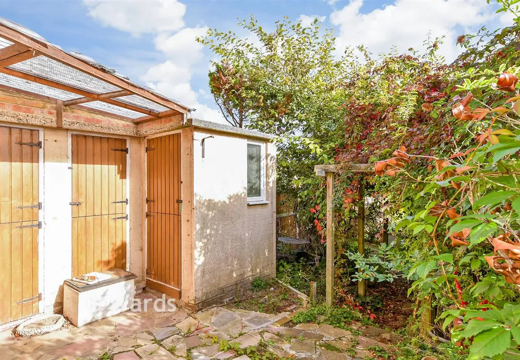 Side Garden - Anchor Road, Rochester, Kent - Wards of Kent