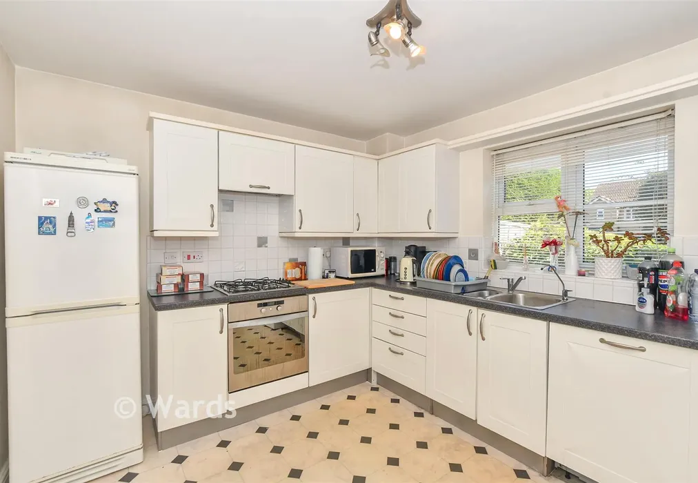 Kitchen - Skylark Way, Kingsnorth, Kent - Wards of Kent