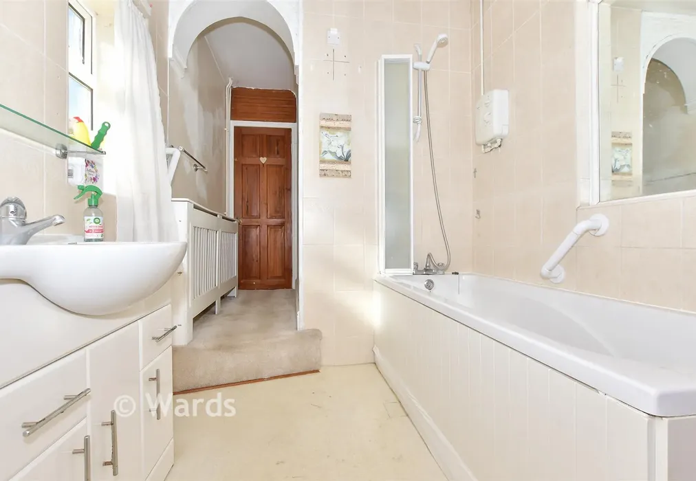 Bathroom - Victoria Avenue, Hythe, Kent - Wards of Kent