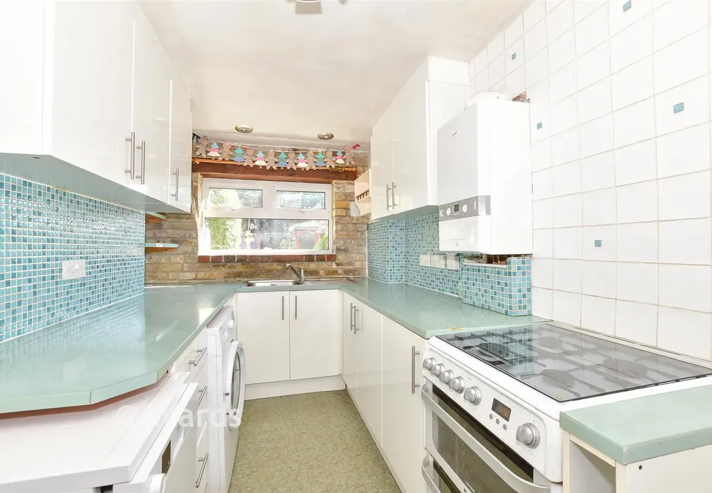 Kitchen - Victoria Avenue, Hythe, Kent - Wards of Kent