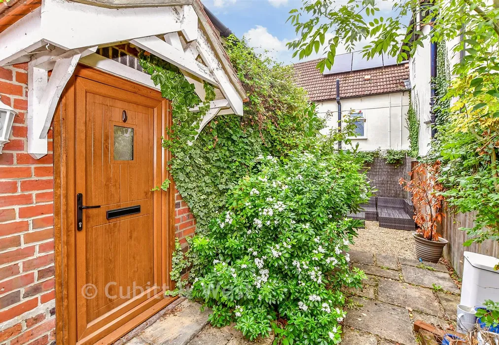 Side Garden - Castle Road, Rowland's Castle, Hampshire - Wards of Kent