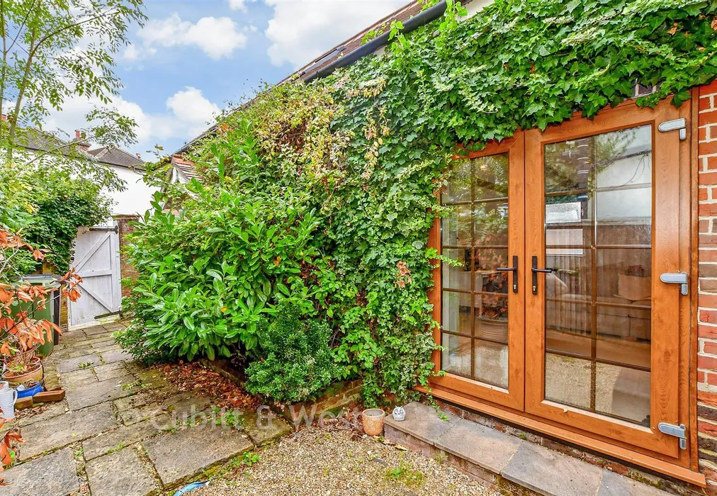 External Lifestyle Photograph - Castle Road, Rowland's Castle, Hampshire - Wards of Kent