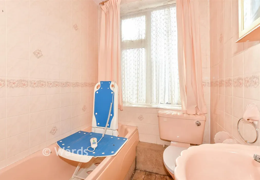 Bathroom - Cromwell Road, Whitstable, Kent - Wards of Kent